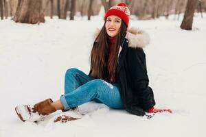 sonriente mujer teniendo divertido en invierno parque foto