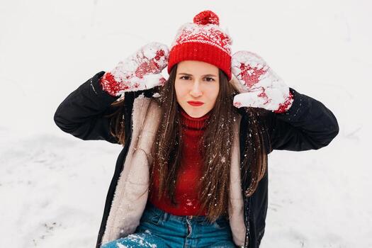 sonriente mujer teniendo divertido en invierno parque foto