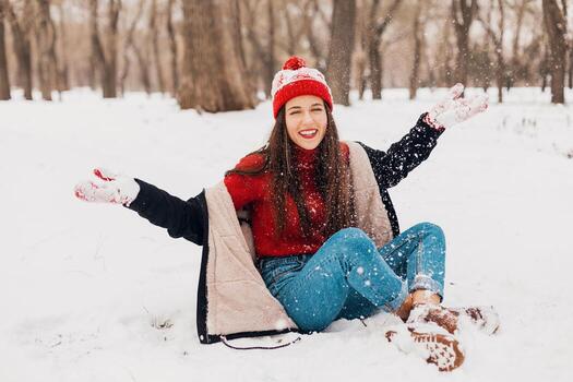 sonriente mujer teniendo divertido en invierno parque foto