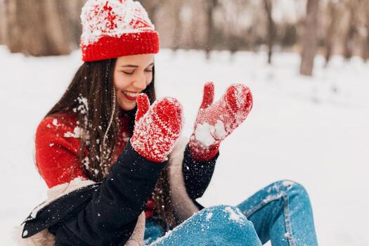 sonriente mujer teniendo divertido en invierno parque foto