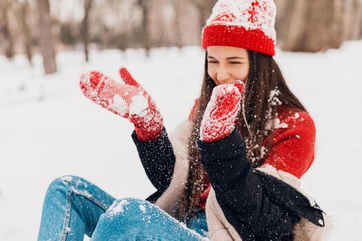sonriente mujer teniendo divertido en invierno parque foto