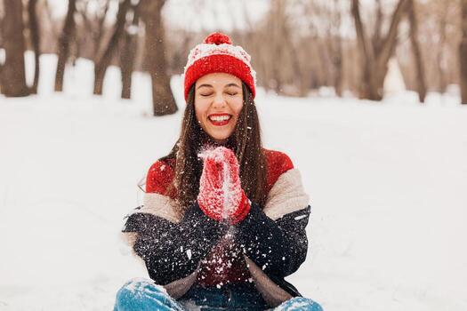 sonriente mujer teniendo divertido en invierno parque foto