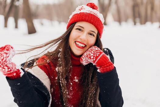 sonriente mujer teniendo divertido en invierno parque foto