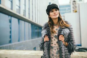 elegante mujer en invierno piel Saco caminando en calle foto