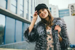 elegante mujer en invierno piel Saco caminando en calle foto