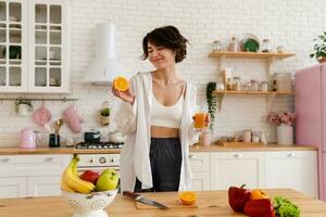 joven bonito mujer Cocinando a hogar, Mañana cocina, sano comida foto