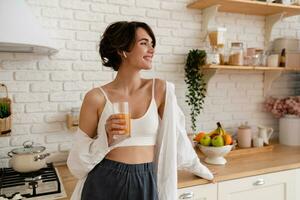 joven bonito mujer Cocinando a hogar, Mañana cocina, sano comida foto