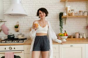 joven bonito mujer Cocinando a hogar, Mañana cocina, sano comida foto