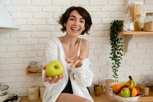 joven bonito mujer Cocinando a hogar, Mañana cocina, sano comida foto