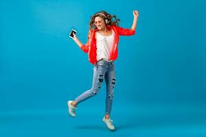 atractivo mujer en alegre salido estado animico escuchando a música en auriculares foto