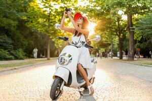 atractivo mujer montando en moto en calle foto