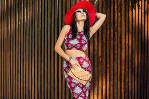 elegante hermosa mujer en impreso atuendo, verano estilo Moda foto