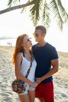 joven Pareja en amor contento en verano playa juntos teniendo divertido foto