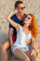 joven Pareja en amor contento en verano playa juntos teniendo divertido foto