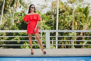 joven elegante mujer en rojo verano vestir foto