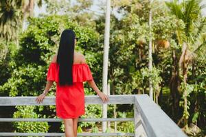 joven elegante mujer en rojo verano vestir foto