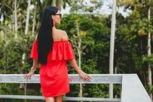 joven elegante mujer en rojo verano vestir foto