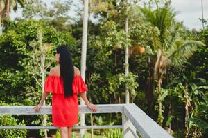 joven elegante mujer en rojo verano vestir foto