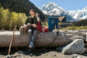 joven hipster Pareja en amor en invierno vacaciones en montañas foto
