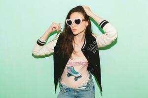 joven hermosa hipster mujer en hipster estilo atuendo foto