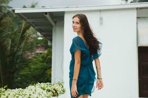 joven elegante hermosa mujer en azul vestido, verano Moda tendencia foto