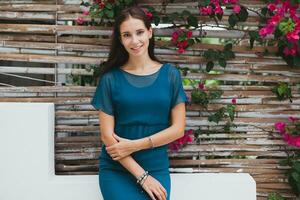 joven elegante hermosa mujer en azul vestido, verano Moda tendencia foto