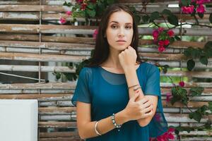 joven elegante hermosa mujer en azul vestido, verano Moda tendencia foto