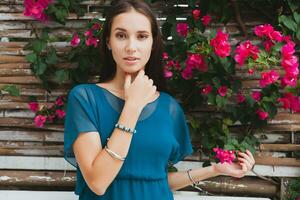 joven elegante hermosa mujer en azul vestido, verano Moda tendencia foto