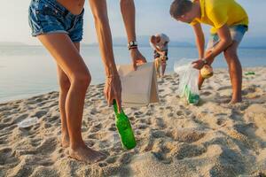 joven personas amigos cosecha arriba basura y basura en tropical playa foto