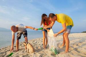 joven personas amigos cosecha arriba basura y basura en tropical playa foto