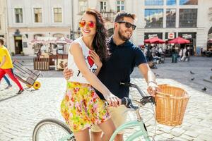 joven hermosa hipster Pareja en amor caminando con bicicleta foto