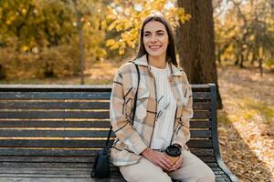 atractivo joven mujer caminando en otoño vistiendo chaqueta foto