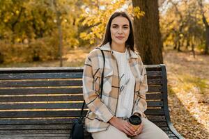 atractivo joven mujer caminando en otoño vistiendo chaqueta foto