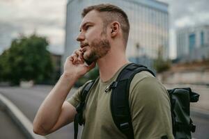 hermoso hipster hombre caminando en calle foto