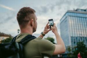 hermoso hipster hombre caminando en calle foto