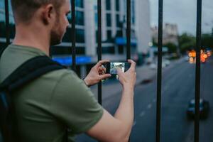 hermoso hipster hombre caminando en calle foto