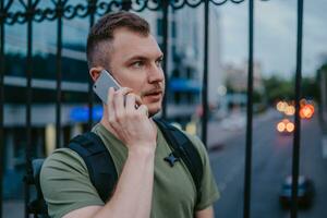 hermoso hipster hombre caminando en calle foto