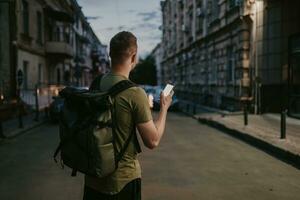 hermoso hipster hombre caminando en calle foto