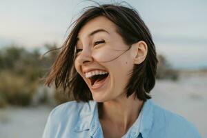 sonriente retrato de sincero riendo mujer foto