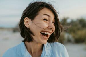 sonriente retrato de sincero riendo mujer foto