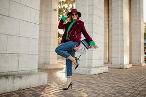 atractivo mujer en otoño estilo de moda atuendo caminando en calle foto