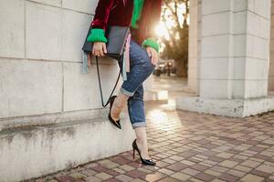 atractivo mujer en otoño estilo de moda atuendo caminando en calle foto