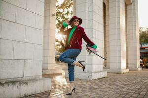 atractivo mujer en otoño estilo de moda atuendo caminando en calle foto