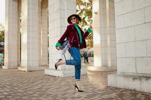 atractivo mujer en otoño estilo de moda atuendo caminando en calle foto