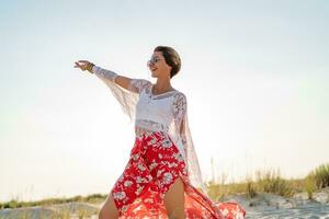 elegante atractivo Delgado sonriente mujer en playa en verano estilo Moda tendencia atuendo foto