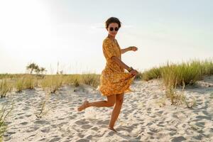 elegante atractivo Delgado sonriente mujer en playa en verano estilo Moda tendencia atuendo foto
