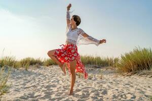 elegante atractivo Delgado sonriente mujer en playa en verano estilo Moda tendencia atuendo foto