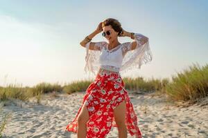 elegante atractivo Delgado sonriente mujer en playa en verano estilo Moda tendencia atuendo foto