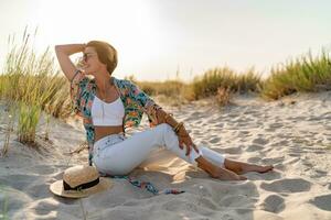 elegante atractivo Delgado sonriente mujer en playa en verano estilo Moda tendencia atuendo foto