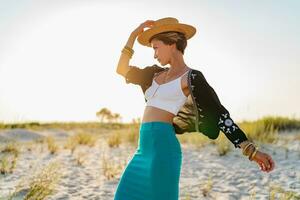 elegante atractivo mujer en playa en verano estilo Moda tendencia atuendo contento teniendo divertido foto